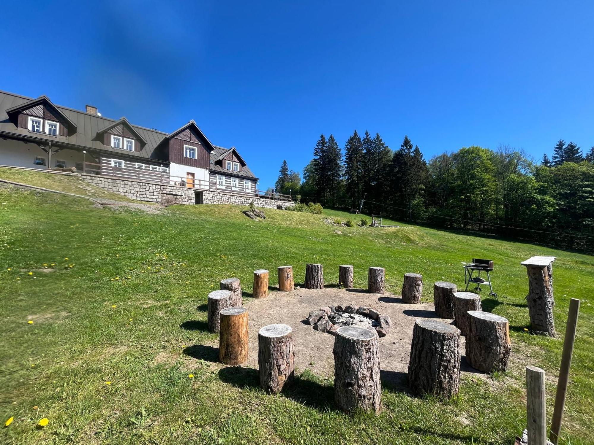 Chata Hubertka Krkonose Vítkovice Buitenkant foto